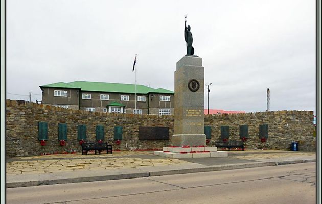 Port Stanley : Monument aux Morts de la Guerre des Malouines (Falkland War, Guerra de las Malvinas or Guerra del Atlántico Sur, du 2/04 au 14/06 1982, 907 tués) - Falkland Islands