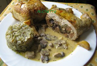 Poulet désossé farci aux rosés des prés et pancetta, fenouil et sa sauce délicieuse