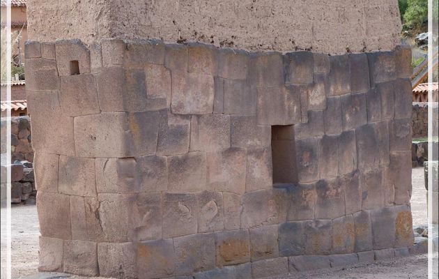 Route vers Cuzco : Ajustements de pierres au Temple du Dieu Wiracocha - Raqchi - Pérou