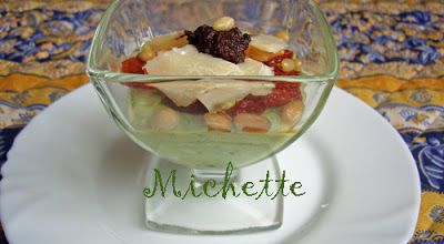 Verrine à l'avocat, saumon poché, tapenade, tomate séchée, parmesan et pignon