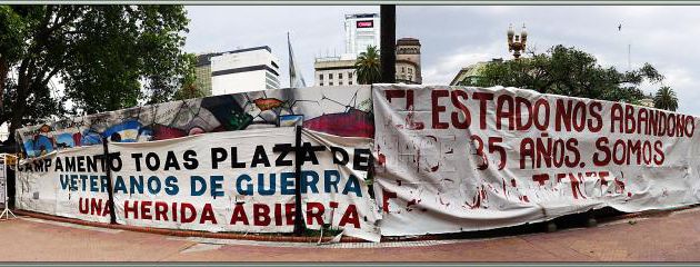 Campement des vétérans non reconnus de la guerre des Falkland / Malvinas / Malouines - Place de Mai - Buenos Aires - Argentine