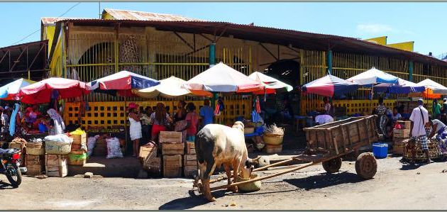 Scène de rue au marché de Hellville - Nosy Be - Madagascar