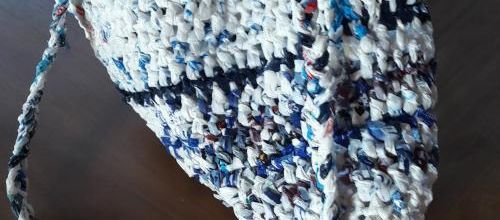 Un sac en plastique crocheté de rayures bleues