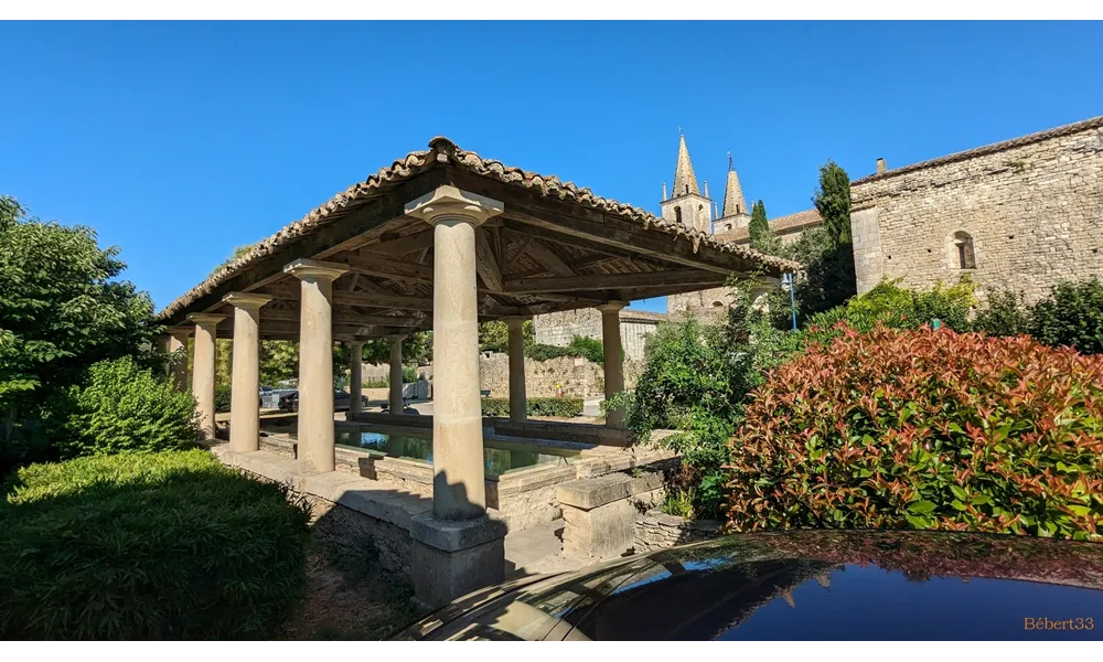 Goudargues et les reflets