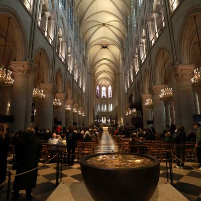 Cathédrale Notre Dame de Paris : vaisseau central de la nef et le coeur