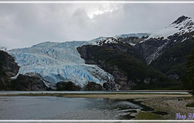 A mesure que nous avançons le long de cette baie, le front du glacier Aguila devient de plus en plus beau - Terre de Feu - Patagonie - Chili