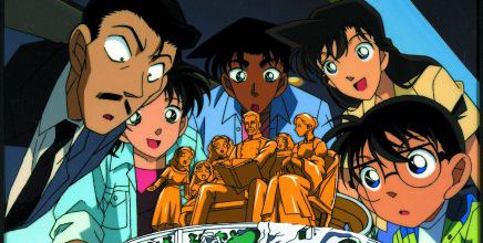Kogoro,Kazuha,Heiji,Conan & Ran devant une statue d'or