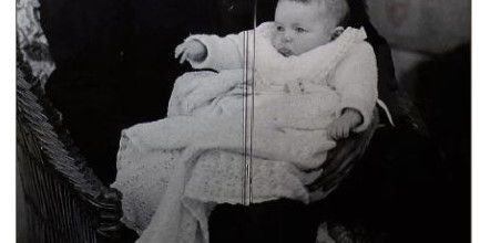 Albert 1er et son arrière petite fille la princesse Antoinette lors de son baptème