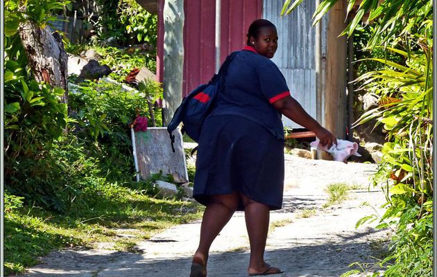 Non, ce n'est pas une blague ! Voici la factrice de Anse La Blague faisant sa tournée, là elle entre chez Mme Robinson, Art Gallery ... - Praslin - Seychelles 