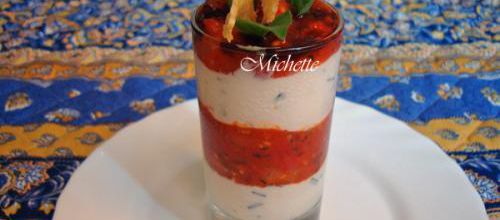 Verrine à la compotée de tomate, crème au chèvre frais, tuile au parmesan
