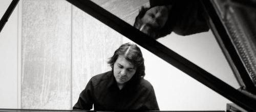 Maxence Cyrin prend la mer avec Melancholy Island