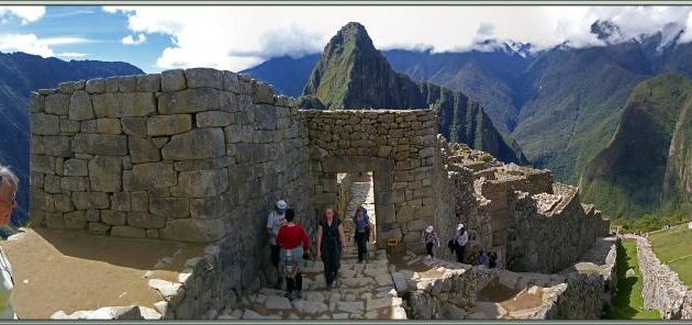 La visite se termine, derniers regards sur les murs de la cité et sa porte d'accès, sur les terrasses ... - Machu Picchu - Pérou