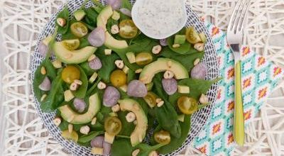 Salade d’épinards, avocat et noisettes