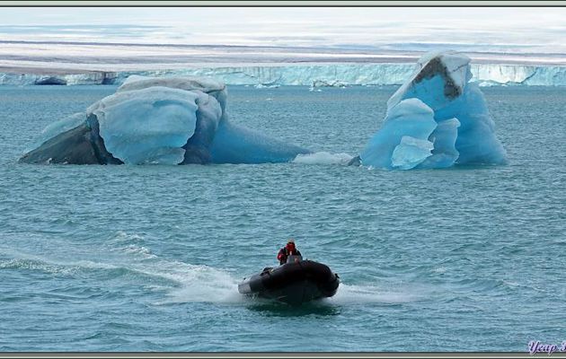 En attendant mon débarquement, je capture en image les plus beaux "glaçons" qui défilent - Devon Island - Nunavut - Canada