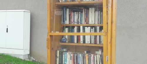 Une cabane à livres toujours bien remplie !