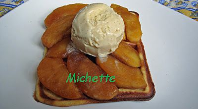 Gaufre à la pâte à chou, pommes caramélisées, glace à la vanille