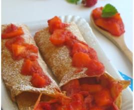 CRÊPES  AU FROMENT,CROUSTILLANTES  ET SES FRUITS D'ÉTÉ CHAUD