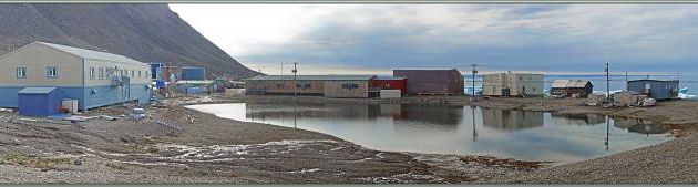 Vues sur Grise Fiord (ᐊᐅᔪᐃᑦᑐᖅ ou Aujuittuq, le Village qui ne dégèle jamais) - Ellesmere Island - Nunavut - Canada