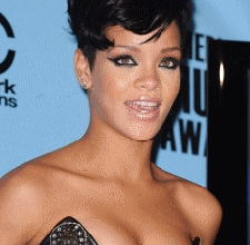 Rihanna, si un fil de corset avait lâché, elle était... topless en public !