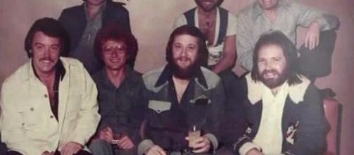 photo autour d ELVIS ou RAPPORT