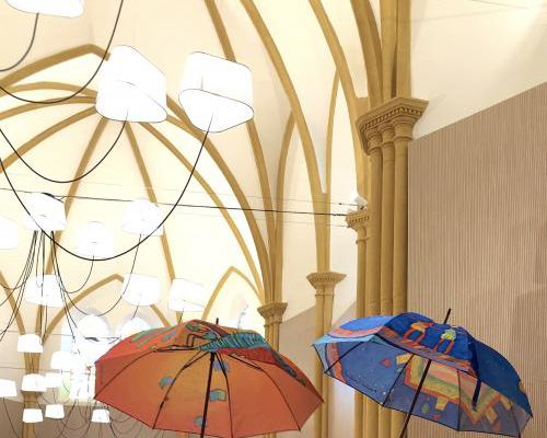 Nos parapluies et lampes et lustres... 