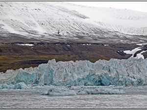 Un grand panorama de ce beau glacier (qui a été difficile à créer à cause du déplacement du navire) suivi de vues plus rapprochées prises depuis le navire Exploris One