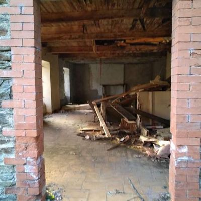 Maison de bord de route délaissée en Cévenes