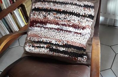 Une housse de coussin aux couleurs boisées