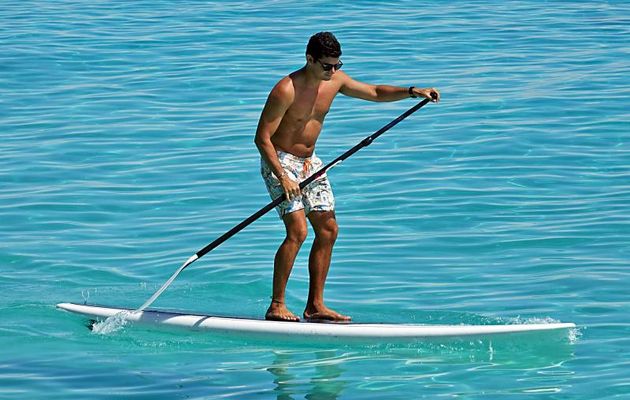 Encore Henri, directeur du Constance Tsarabanjina, dans sa démonstration de dextérité en paddle - Archipel des Mitsio - Madagascar