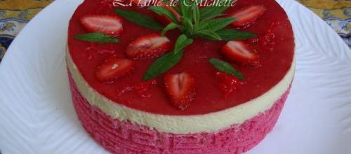 Gâteau décoré, mousses verveine, fraise, crème mascarpone-vanille, compotée de framboises