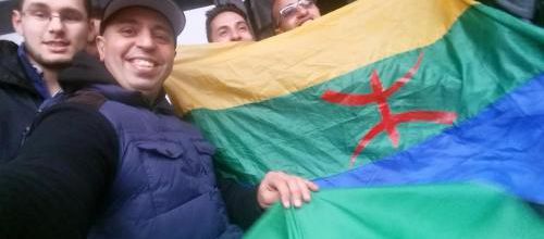 Lotfi Double Canon insulté pour avoir pris une photo avec l'emblème Berbère