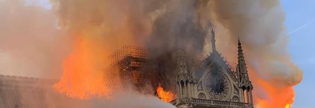 La Presse algérienne reconnaissante  LA CATHÉDRALE DE NOTRE-DAME RAVAGÉE PAR LES FLAMMES  La mémoire de Paris ressurgit