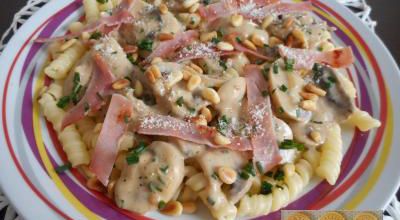 Pâtes crémeuses aux champignons bacon & pignons