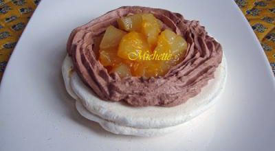 Grosse meringue garnie à l'ananas et mandarine, chantilly au chocolat
