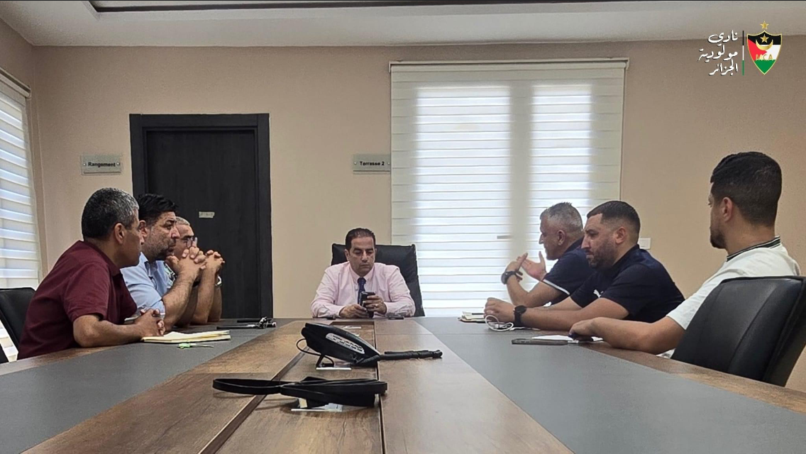 Le Conseil d'administration avec Kechida et  Redjradj