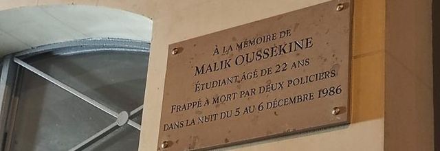 Une nouvelle plaque commémorative a été dévoilée  en hommage à Malik Oussekine