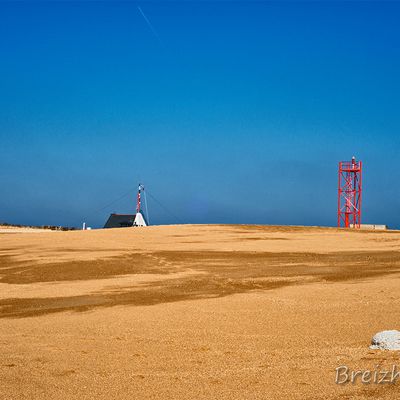 Le sémaphore et la balise de guidage de la ria d'Étel