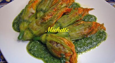 Fleurs de courgettes farcies aux légumes de 2 façons, sauce au basilic