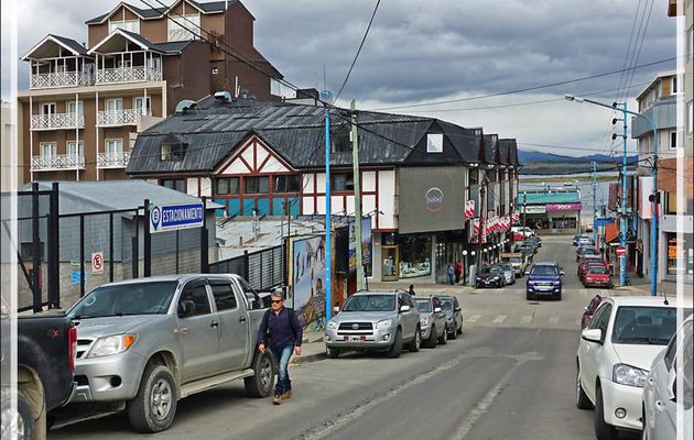 Dans les rues en pente d'Ushuaïa, les traces des pneus cloutés creusent des ornières - Terre de Feu - Argentine