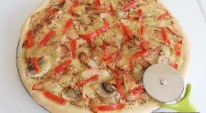 Pizza blanche : poulet / moutarde / champignons / poivron / mozzarella