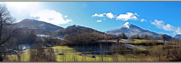 Paysages pyrénéens : Paloumère (1608 m) Le Picon (1098m), Le Cagire (1911m), Le Pic du Gar (1785m, dans les nuages) vus de Milhas - 31