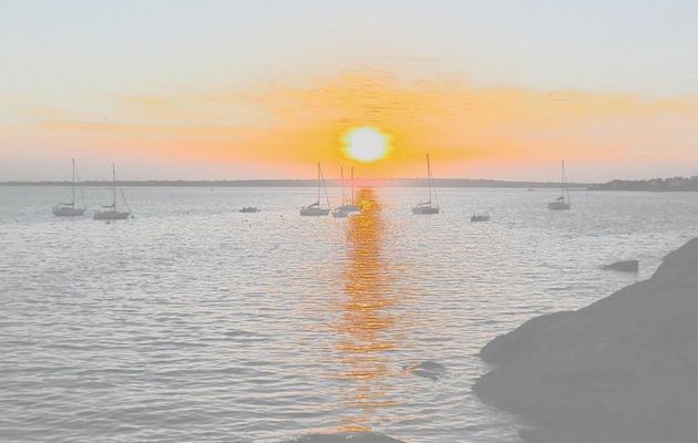 un coucher de soleil 