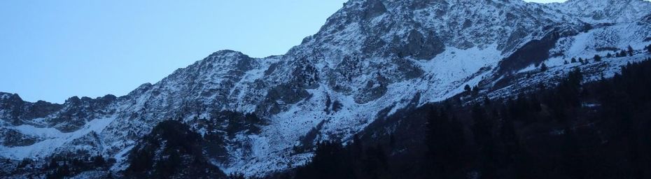 Les pieds dans la neige à la crête de la Dormiaz 
