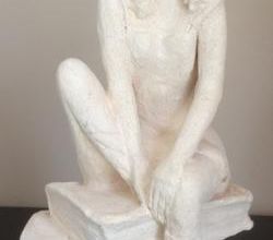 LA PETITE FILLE ASSISE SUR LES VIEUX GRIMOIRES