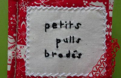 Petits pulls brodés avec u,n oiseau sur le fil