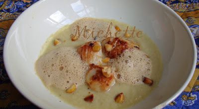 Crème d'endive, St Jacques, noisettes grillées, écume chicorée-corail