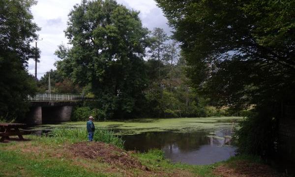 La rivière est au bout du jardin