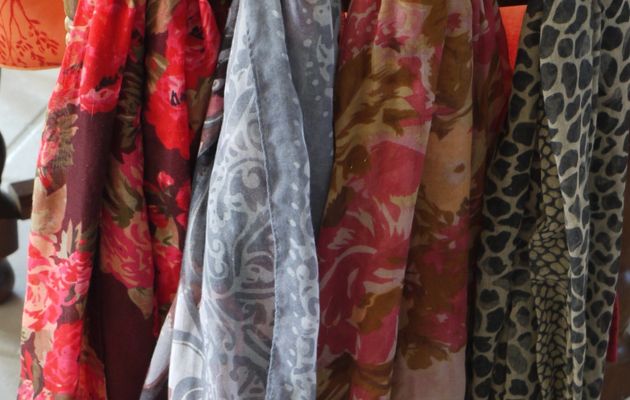 FOULARDS, ECHARPES, ETOLES