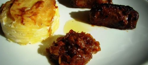 Joues de porc caramélisées, gratin dauphinois et sa compotée d'oignons au vin blanc.