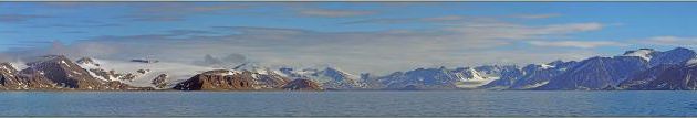 La journée s'achève par la reprise de navigation avec pour paysage la côte nord-ouest du Spitzberg (Albert I Land), le recap, un cocktail sur le pont arrière ... et le dîner - Svalbard - Norvège